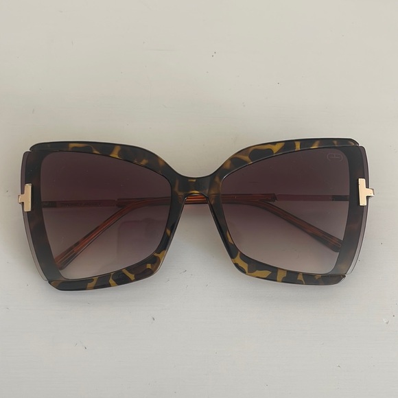 cat eye sunnies! - Picture 1 of 3